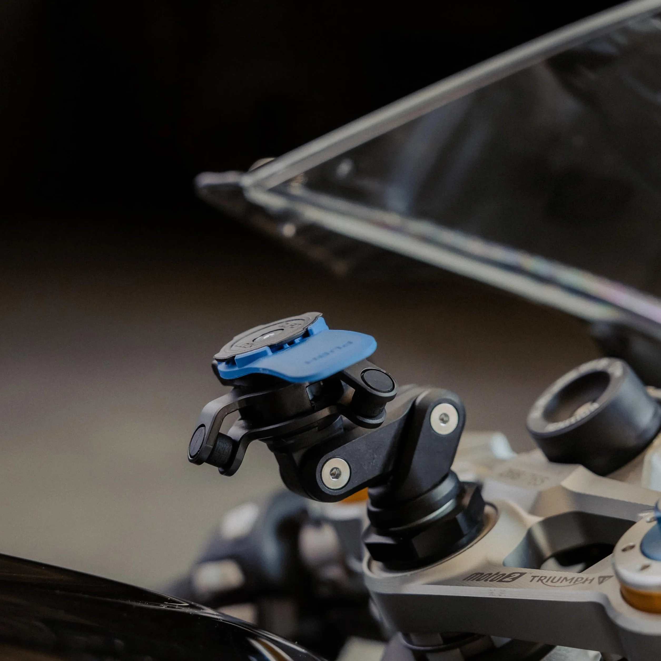 QUAD LOCK Soporte de Teléfono para Moto con Amortiguador de Vibraciones Funda iPhone 17 Pro MAX