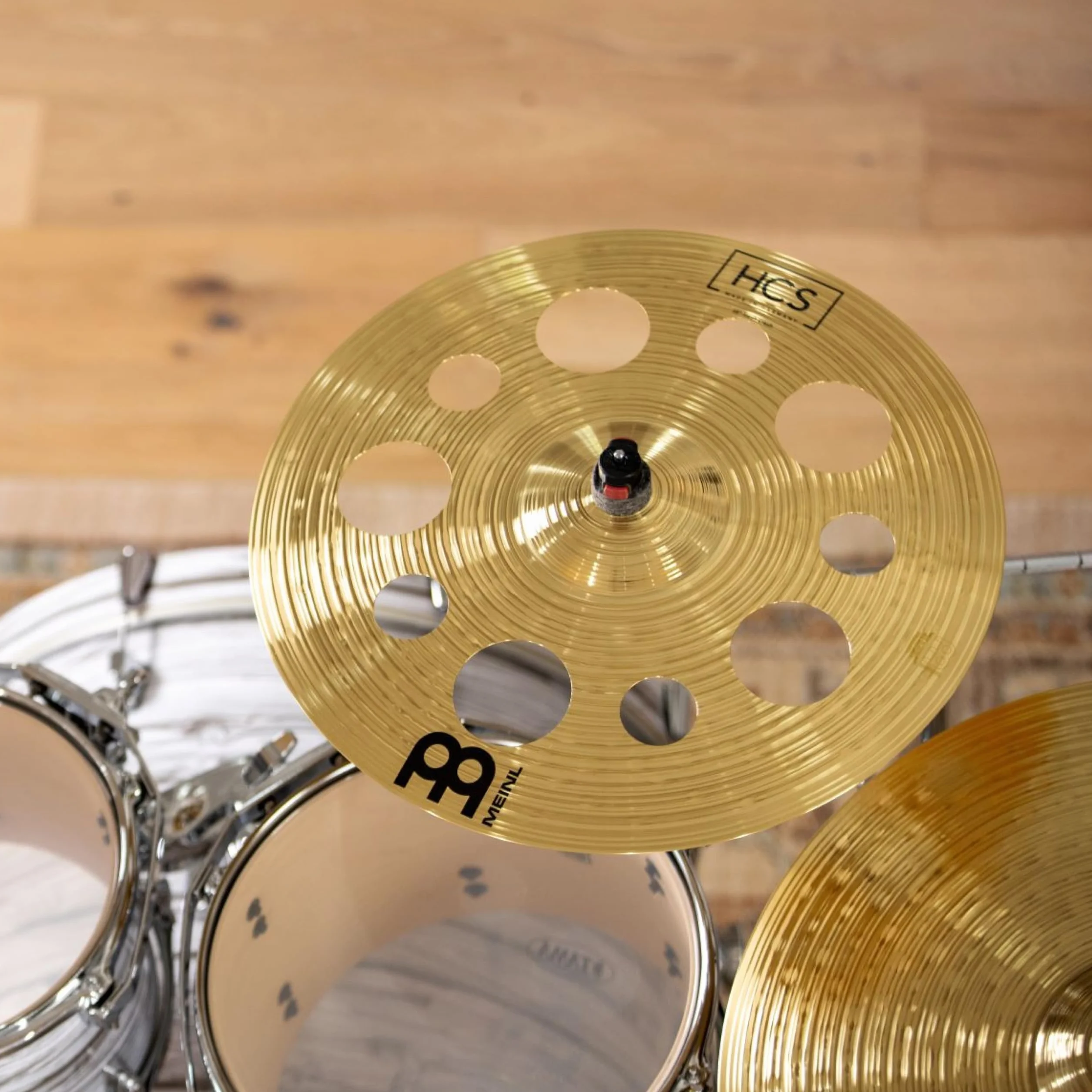 Meinl Cymbals HCS Plato Trash Crash de 18 pulgadas (45,72cm) con Agujeros – Platillos de Batería – Latón, Acabado Tradicional (HCS18TRC)