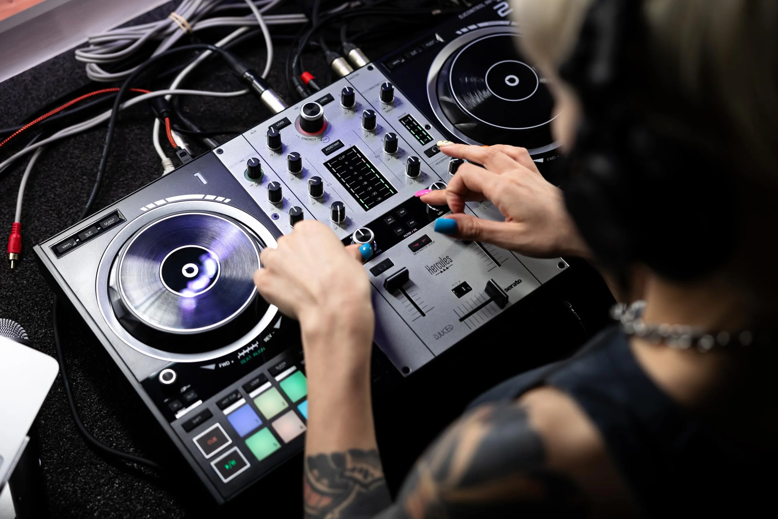 Hercules DJ Control Inpulse 500 (plata) con funda