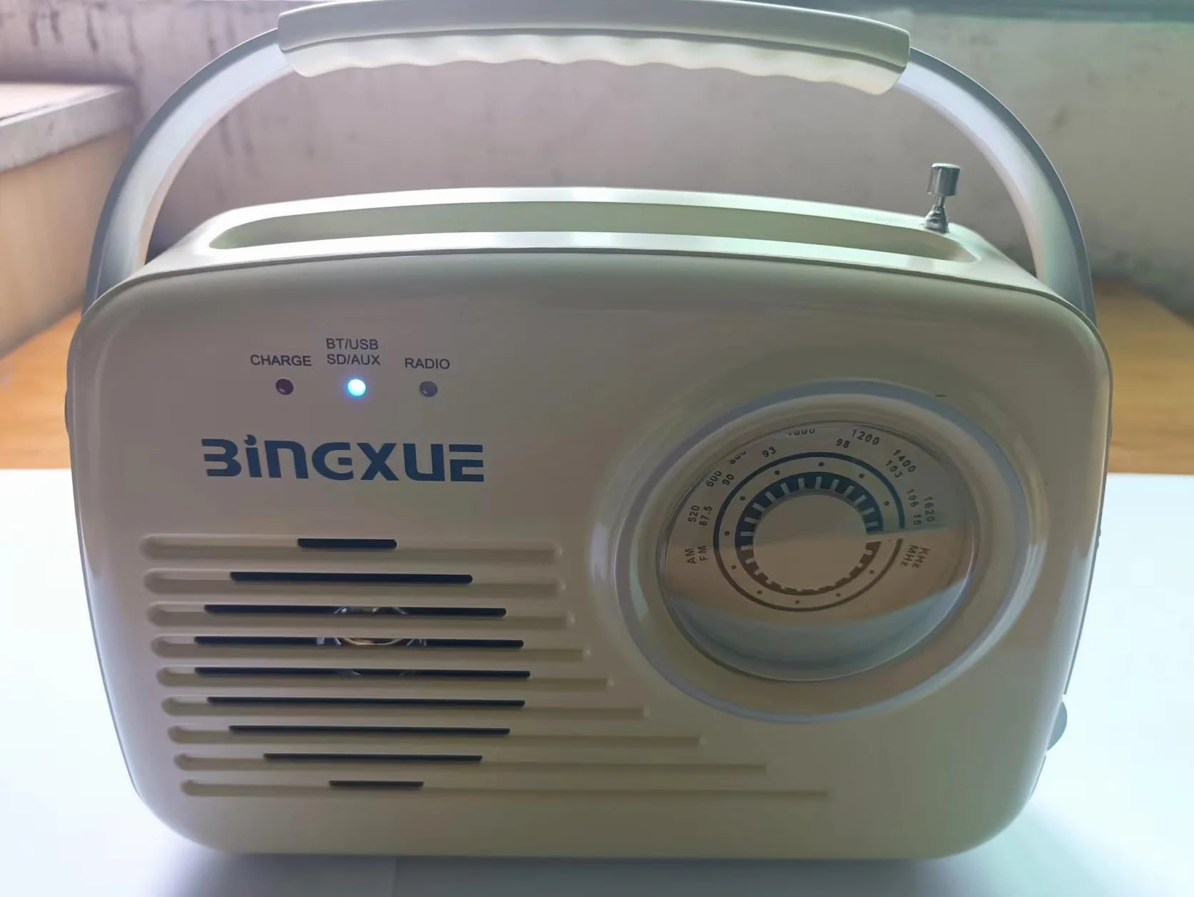 Radio Retro Am FM, Pequeñas Radios Portátiles con Bluetooth, Funcionan con Pilas C*4 O Enchufadas a La Pared, Soportan Tarjeta SD/USB/Entrada AUX/Salida de Auriculares para Casa/Exterior（Beige）