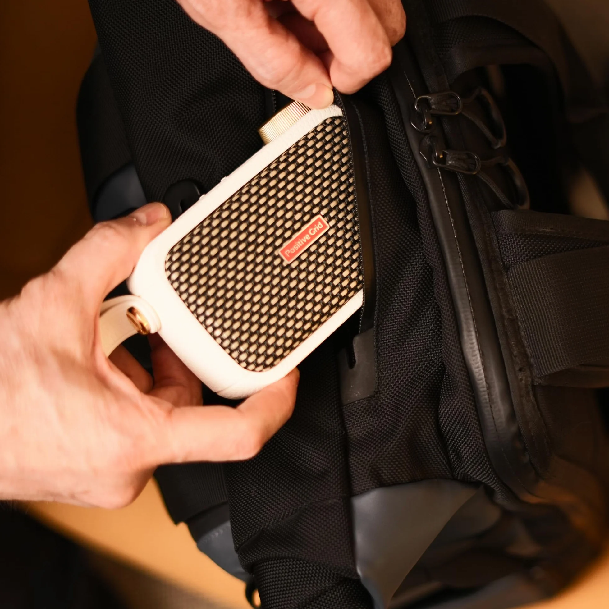 Positive Grid Spark GO Pearl 5 W Amplificatore Smart Ultra portatile per Chitarra, amplificatore per cuffie e altoparlante Bluetooth con App Smart per Chitarra elettrica, acustica o Basso - Perlado