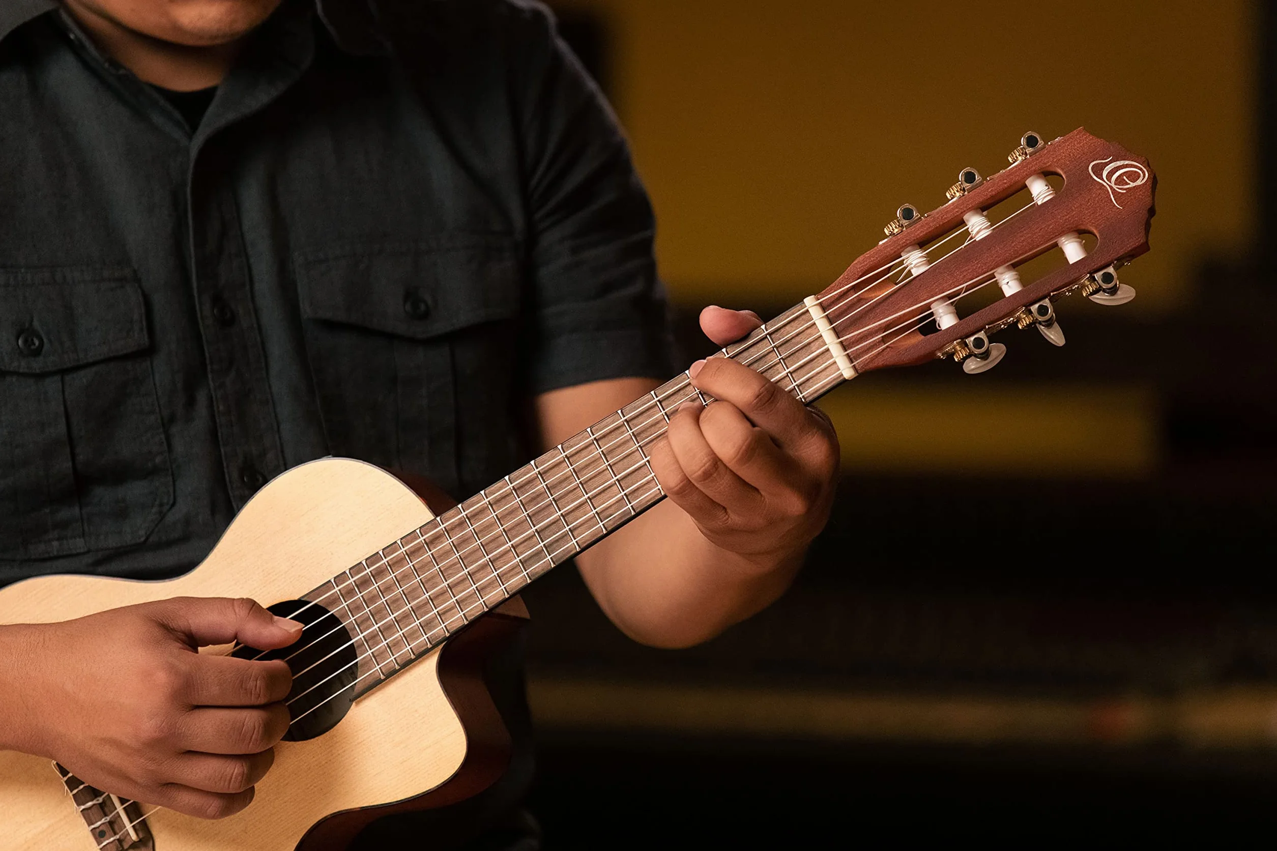 Ortega Guitars Travel Guitar electroacústica - Mini/Travel Series - Guitarlele 6 cuerdas - tapa de abeto grabado a laser (RGL5CE)
