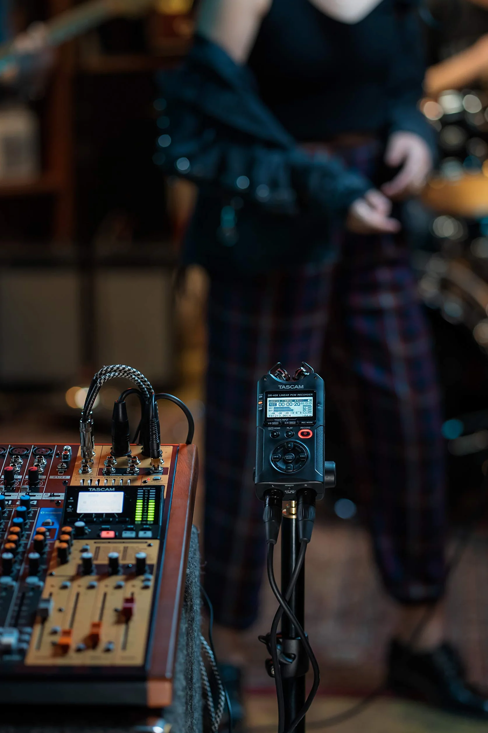 TASCAM DR-40X - Grabadora portátil de campo de 4 pistas, 2 entradas XLR/TRS, interfaz de audio USB, micrófonos ajustables dobles para grabación estéreo/multipista de música, audio para video y