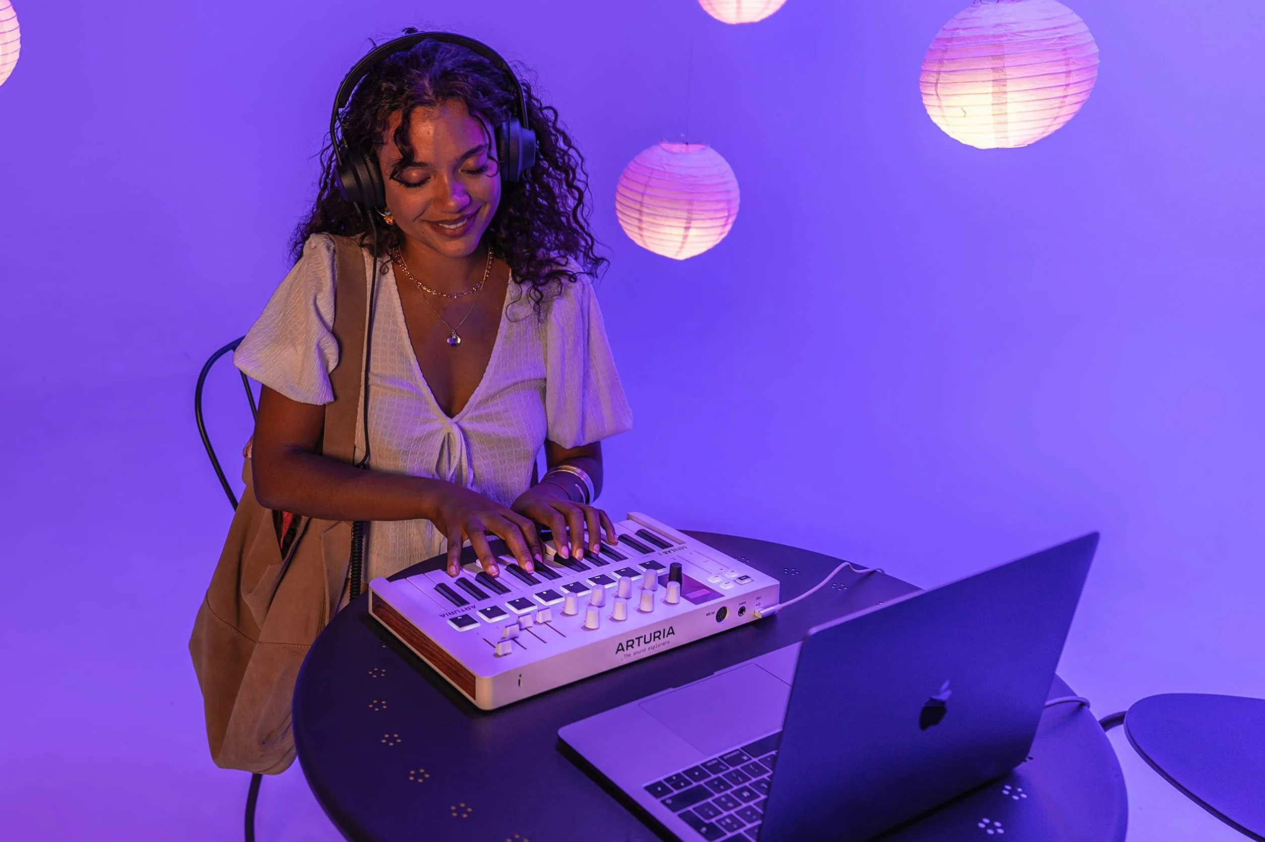 Arturia - MiniLab 3 - Controlador MIDI Universal para Producción Musical, con Paquete de Software Todo en Uno - 25 Teclas, 8 Almohadillas, white