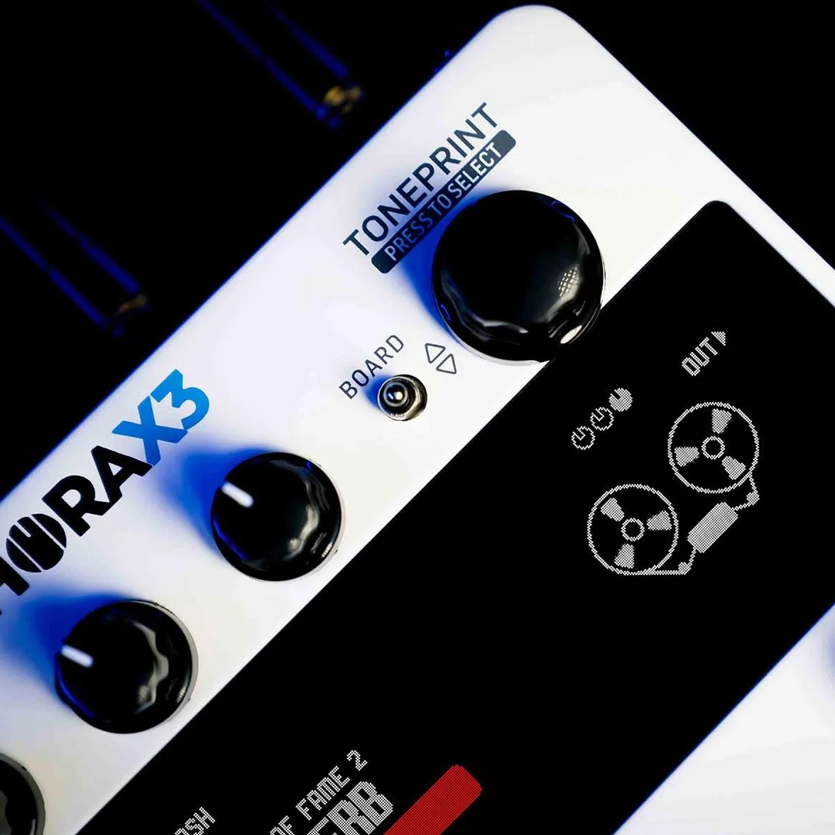 TC Electronic PLETHORA X3 Pedal de guitarra | Pedalboard TonePrint con hasta 127 tableros | 3 espacios para pedales | 75 espacios TonePrint por efecto | 3 interruptores de pie MASH | Looper de cinta