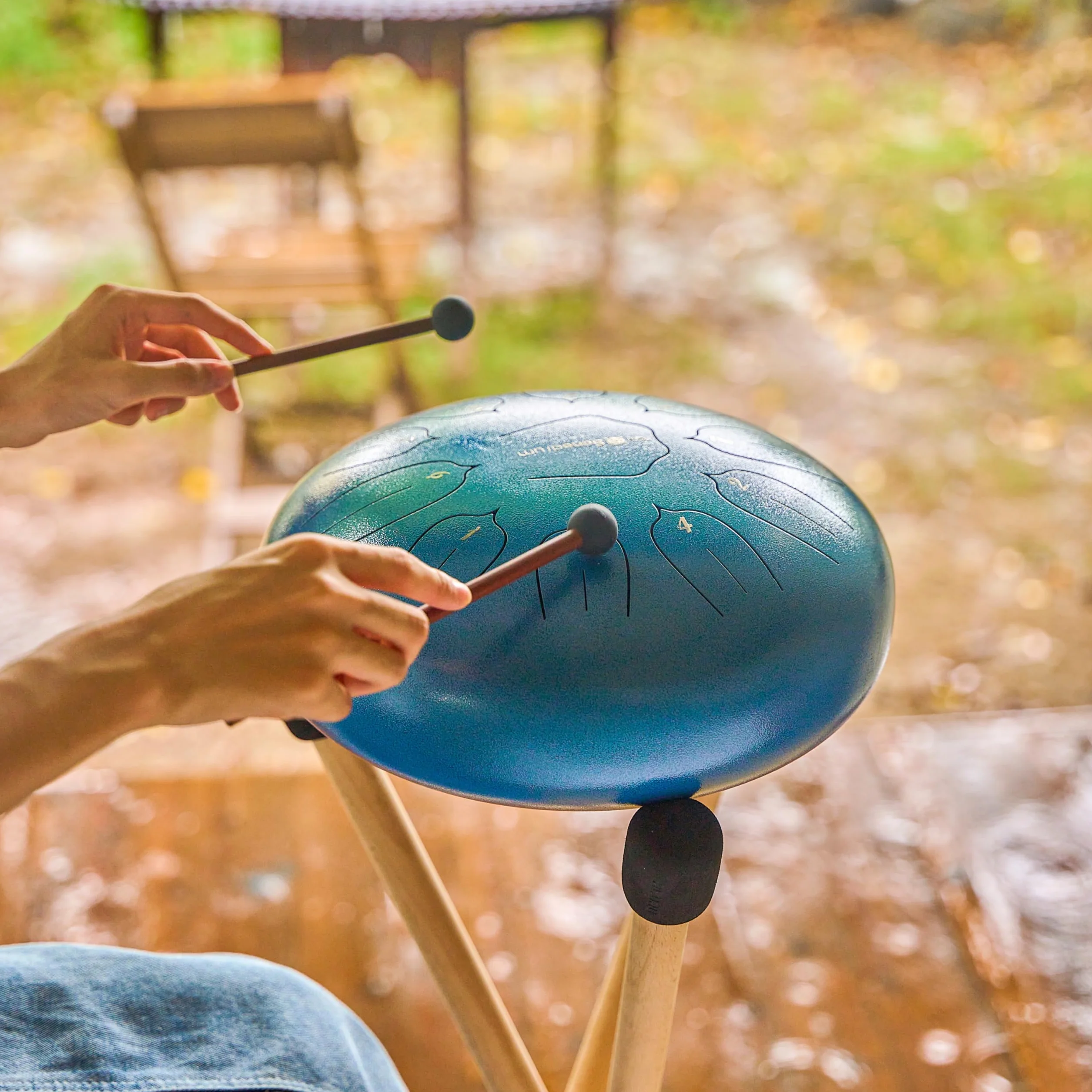Tongue Drum “Standard Re mayor” en verde - diámetro 30 cm y 11 notas. Handpan con libro de música, bolsa y mallets. Instrumento de percusión Handpan para niños y adultos.