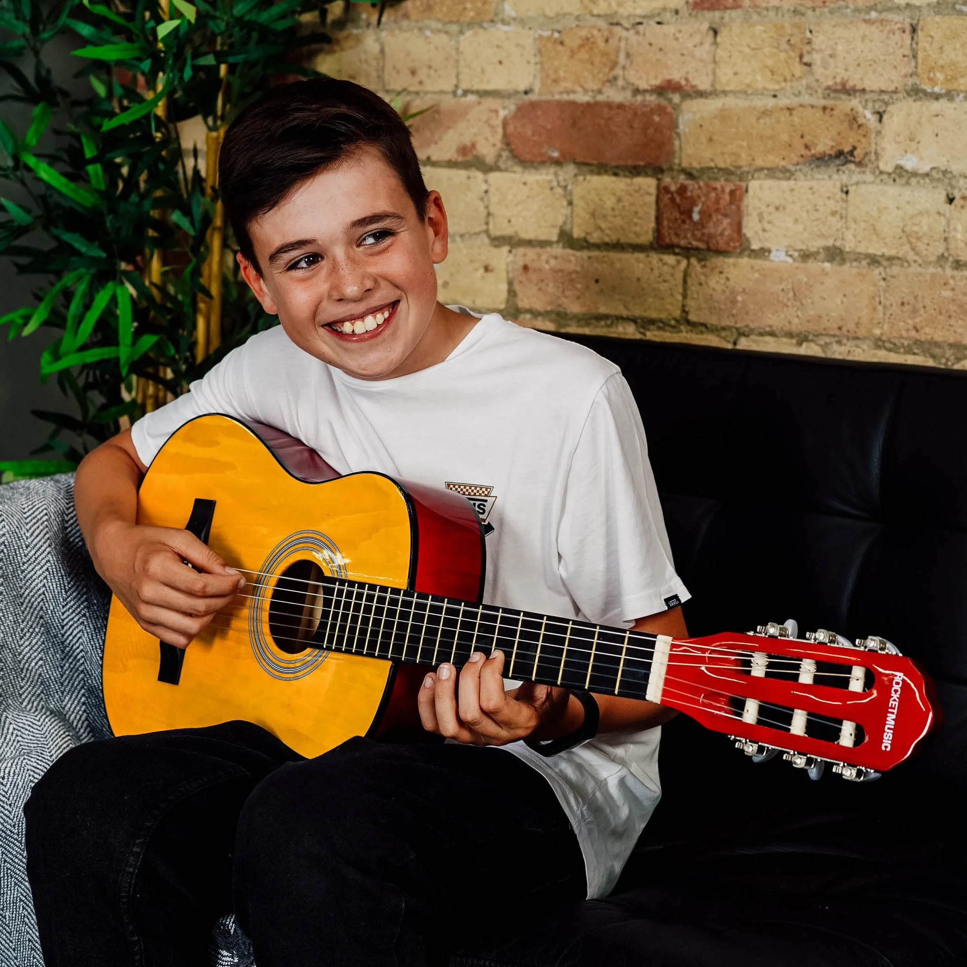 3rd Avenue Pack de guitarra clásica española de tamaño 1/2 para niños XF de 3rd Avenue, Guitarra acústica con cuerdas de nylon, funda de transporte, cejilla y púas, Natural