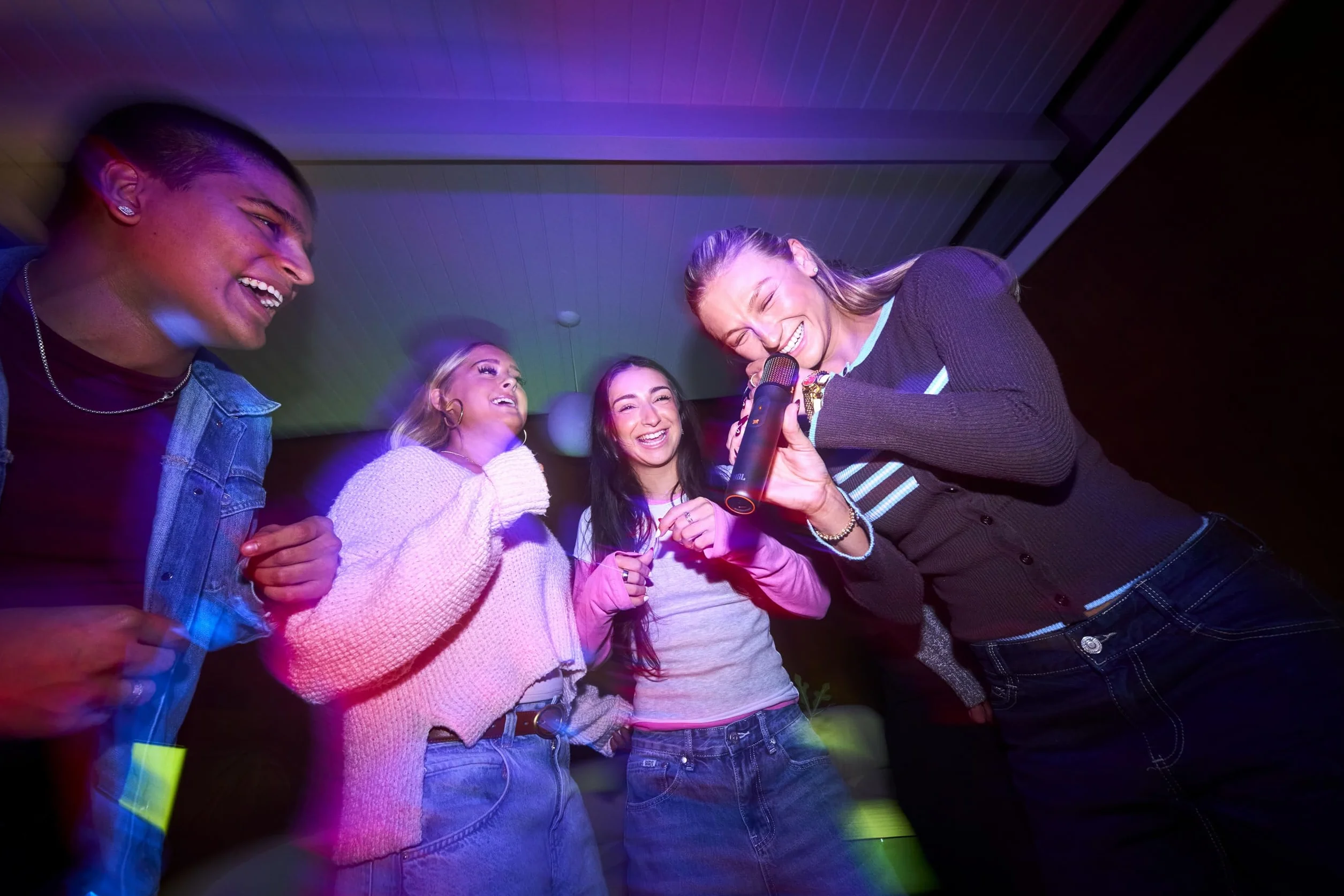 JBL EasySing Mics, 2 micrófonos de Karaoke inalámbricos con IA y eliminación de Voz en Tiempo Real y dongle PartyBox USB-C, Negro