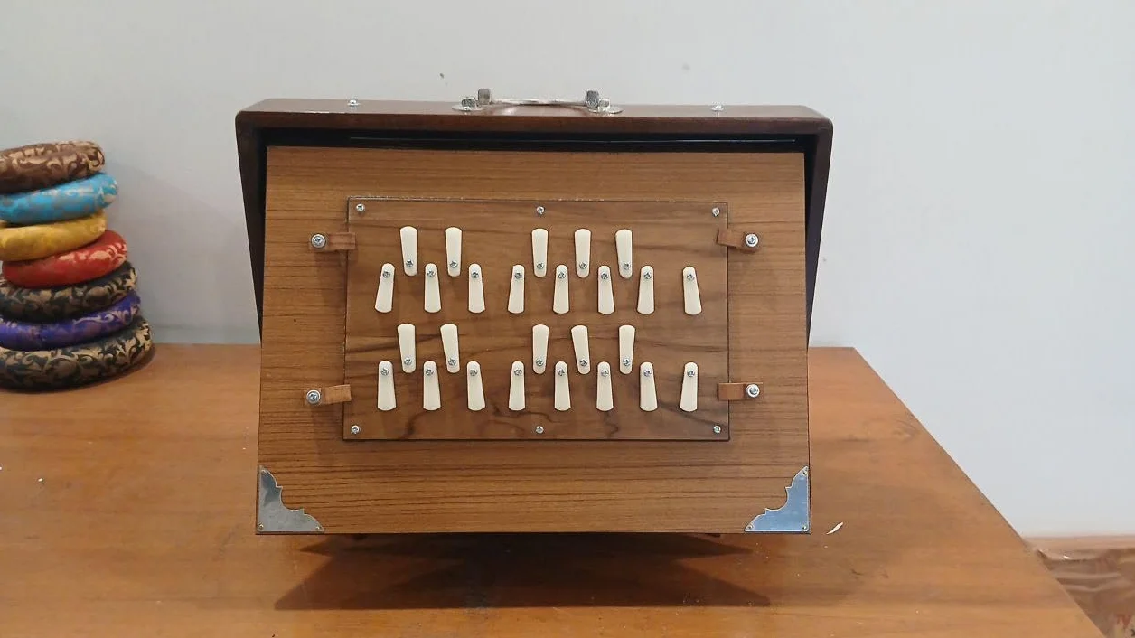 Caja retráctil grande de 26 llaves, (16 x 12 x 3 pulgadas), juego de 2 lengüetas, llave - C a B - Primero