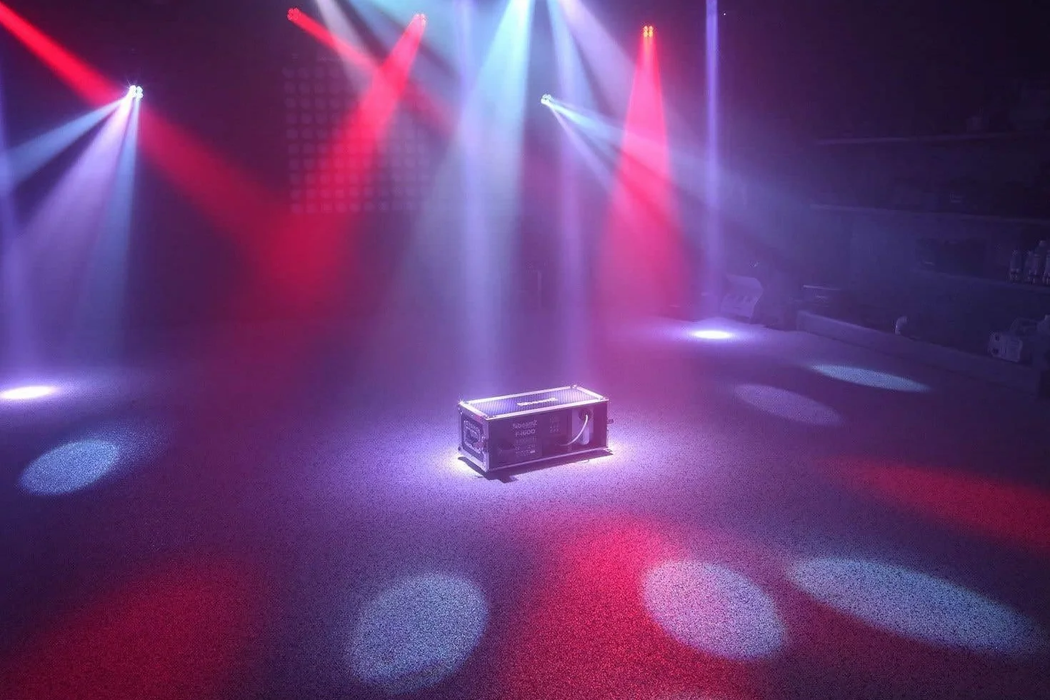 BeamZ F1600 DMX máquina de humo fazer en flight case incl. 5 litros de líquido de humo