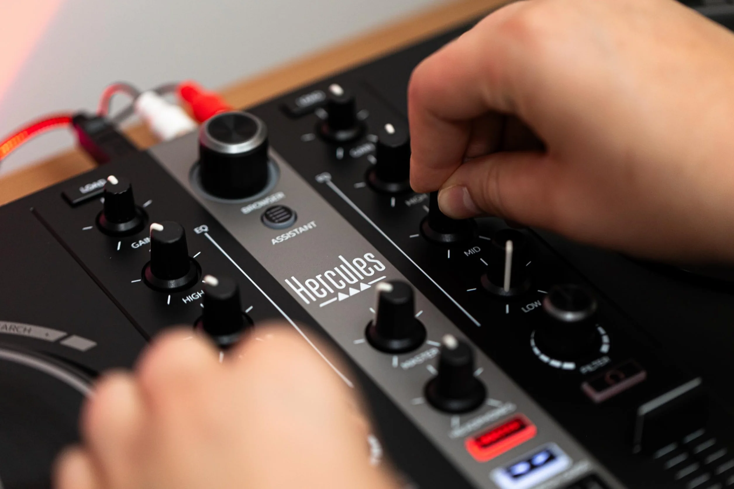 Hercules DJ Essentials Kit - Pack Completo para DJ (Incluye Controladora Inpulse 200, Monitores DJMonitor 32, Auriculares HDP DJ45 y Software con Tutoriales) Negro