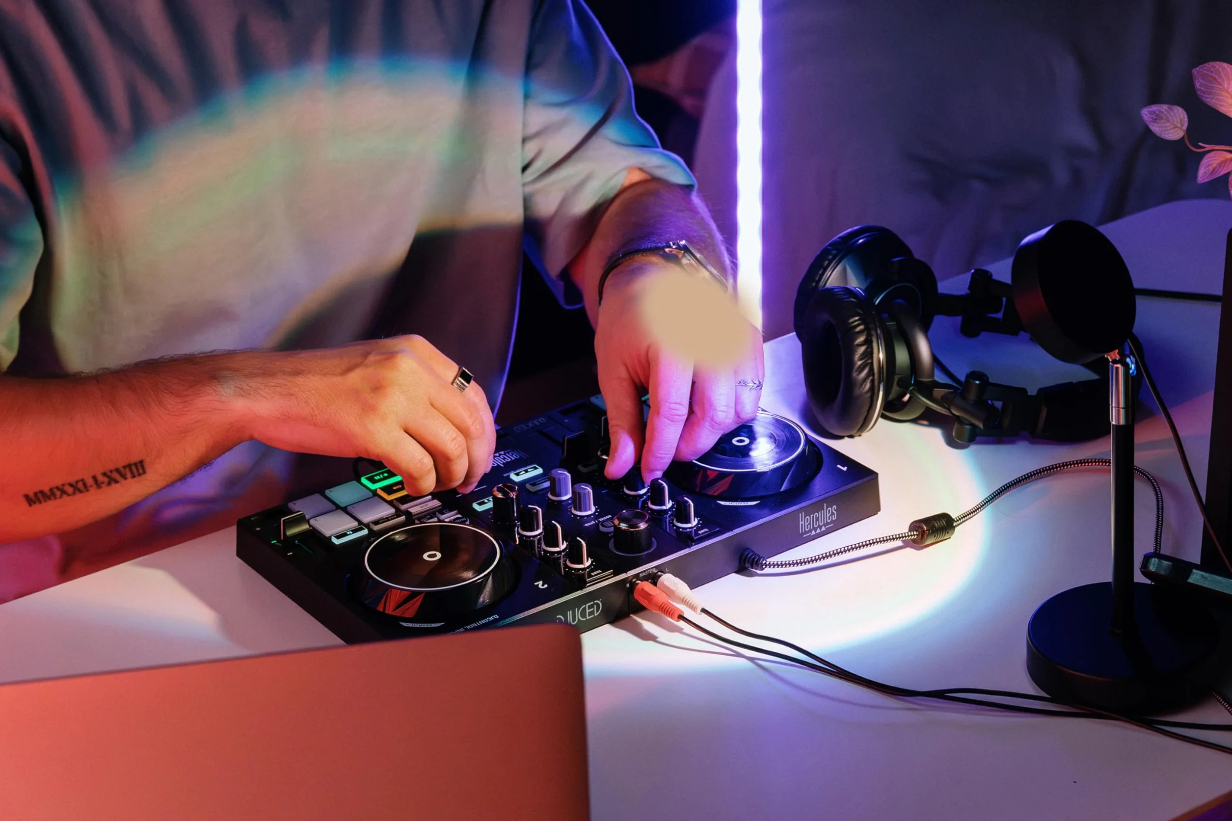 Hercules DJControl Inpulse 200 MK3 - Controladora DJ con Auriculares Hercules HDP DJ45 - Kit de Inicio para DJ - Incluye Serato DJ Lite y DJUCED - Sistema DJ USB de 2 Canales para Principiantes