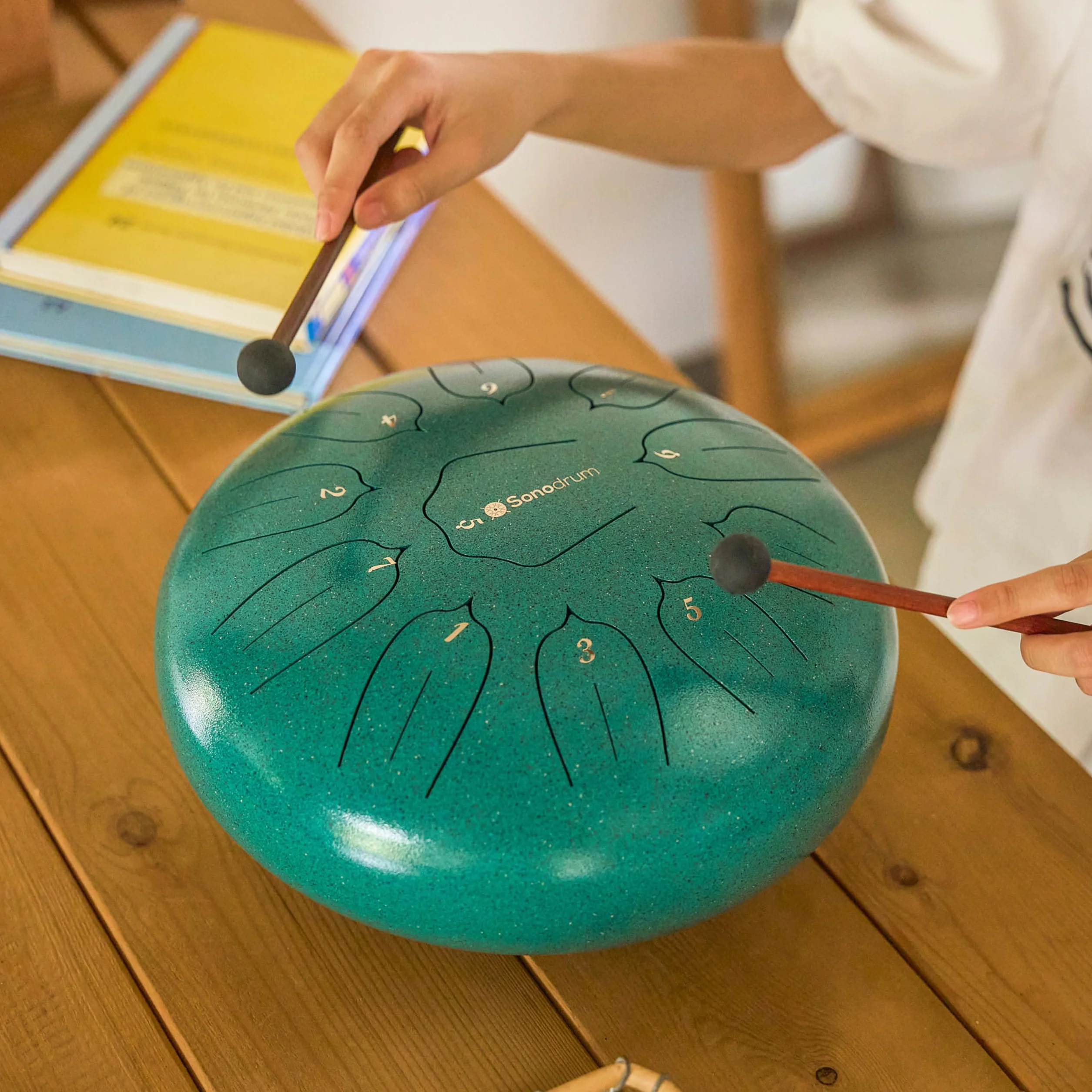 Tongue Drum “Standard Re mayor” en verde - diámetro 30 cm y 11 notas. Handpan con libro de música, bolsa y mallets. Instrumento de percusión Handpan para niños y adultos.