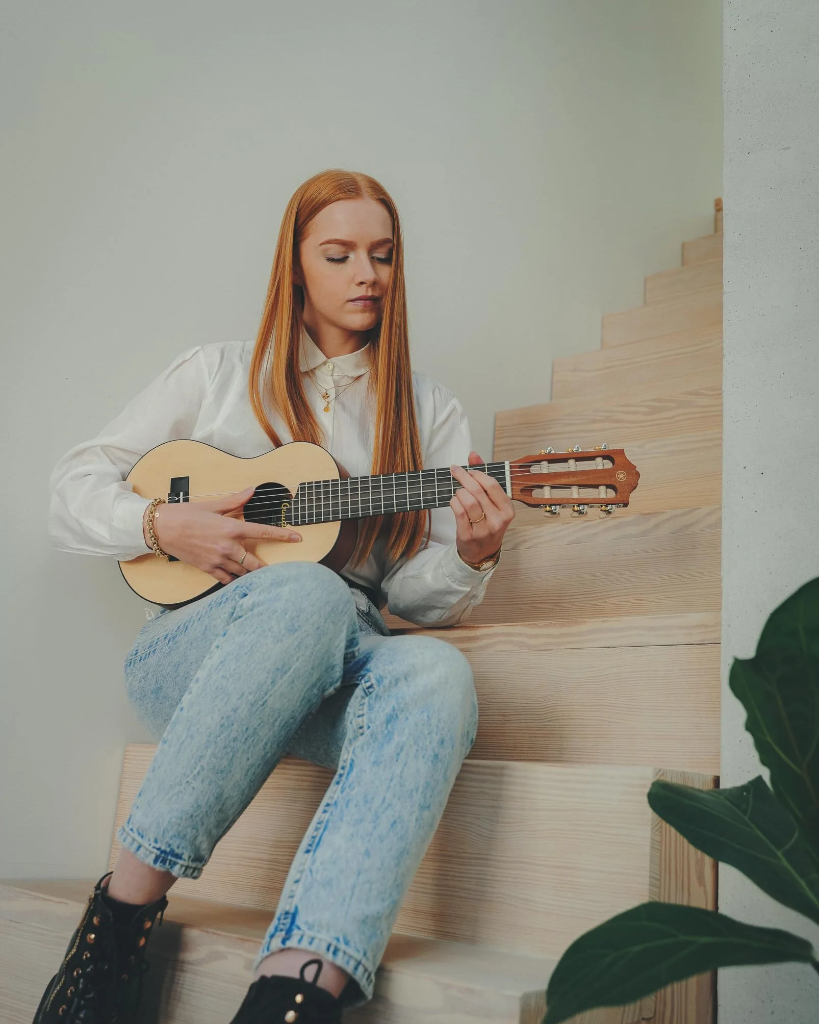 Yamaha GL1 Guitalele - Mini Guitarra de Madera con las dimensiones de un Ukelele, escala de 17 pulgadas, 6 cuerdas (3 en nylon / 3 en acero), Color Natural