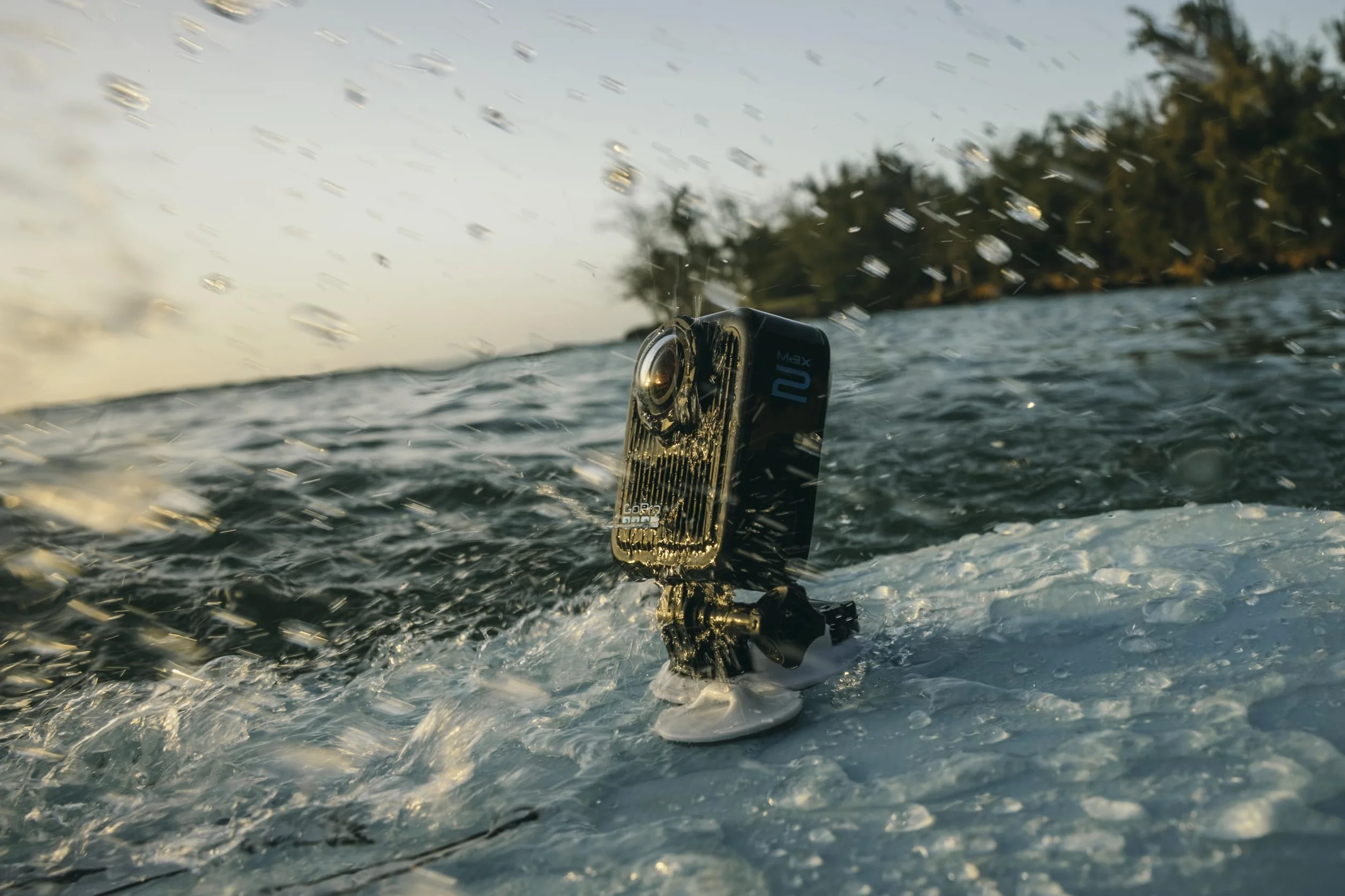 Paquete GoPro MAX2 + Accesorios: Incluye Poste de extensión de 1,2 m (4 pies), 2 baterías Enduro de 1960 mAh y Tarjeta microSD SanDisk de 64 GB