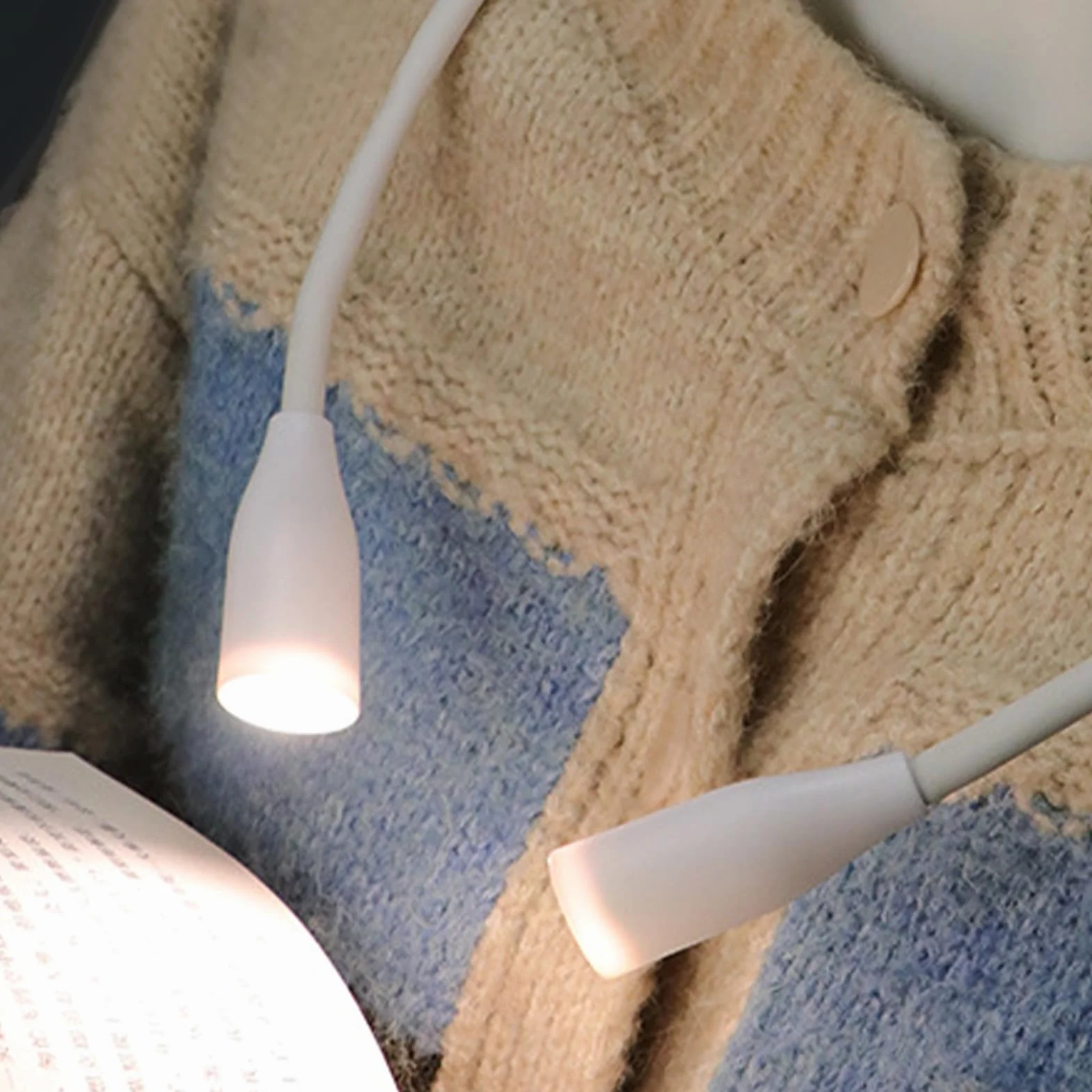 Luz para libros: lámpara recargable por USB, batería de larga duración, diseño de uso cómodo, brazos dobles flexibles, iluminación suave y sin reflejos | Lectura en la cama, sesiones de estudio