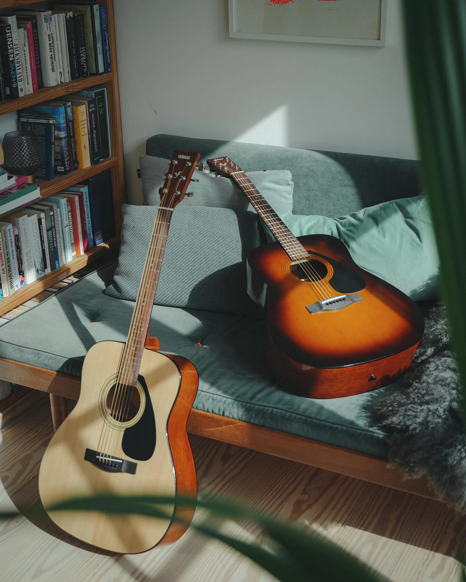 Yamaha F310 Guitarra Acústica – Guitarra Folk 4/4 de madera, 63.4 cm, escala 25 pulgadas, 6 cuerdas metálicas, color Madera natural