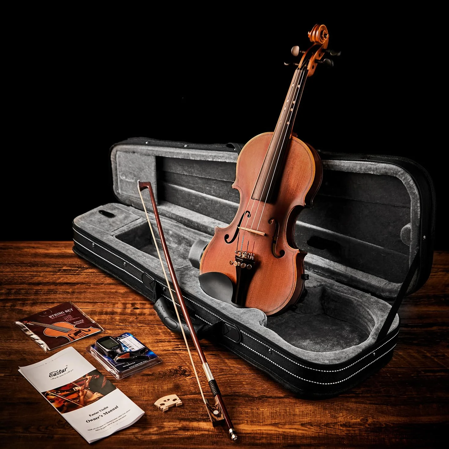 El violín Eastar EVA-3 4/4 de tamaño completo presenta un acabado mate y es adecuado para principiantes adultos. Incluye estuche rígido, hombrera, arco, afinadores y cuerdas de repuesto.