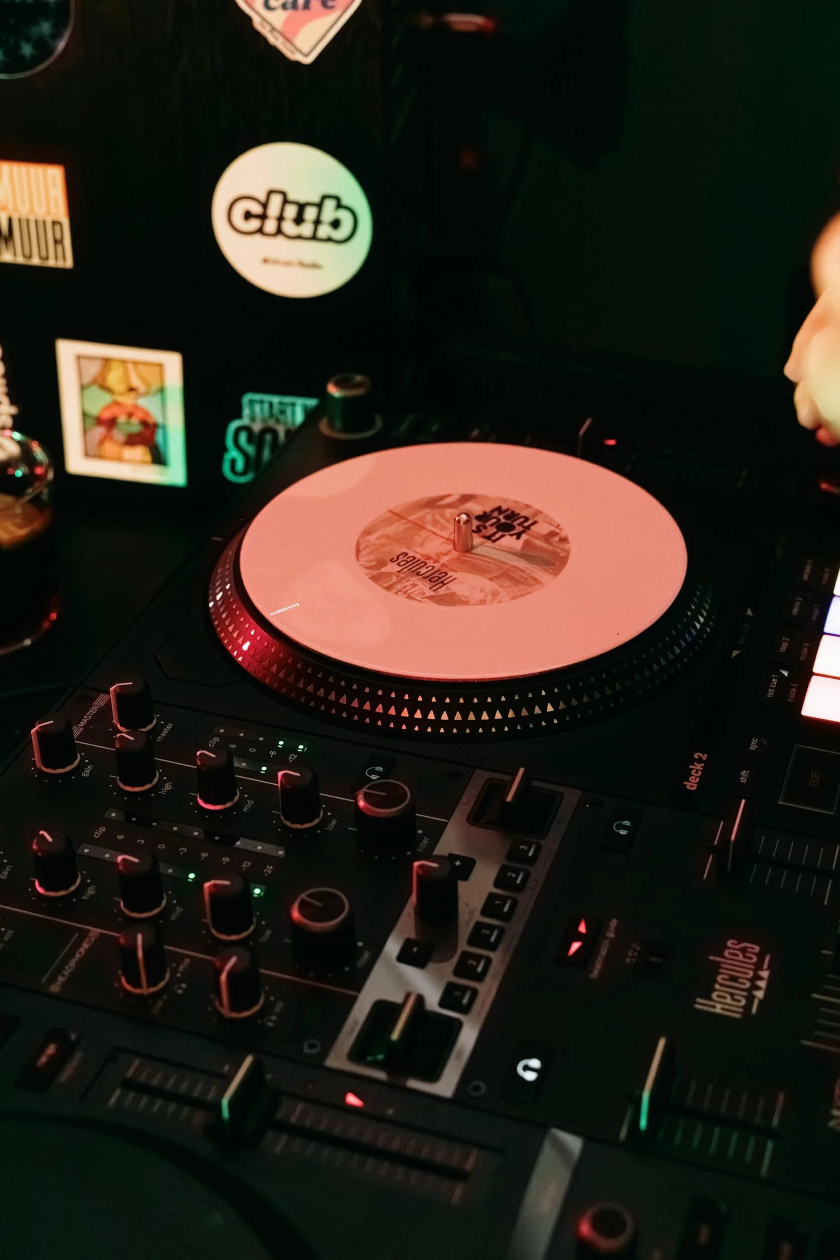 Hercules DJControl Inpulse T7 -Controladora de DJ Motorizada Negra de 2 Decks - incluye Serato DJ Lite y el software DJUCED