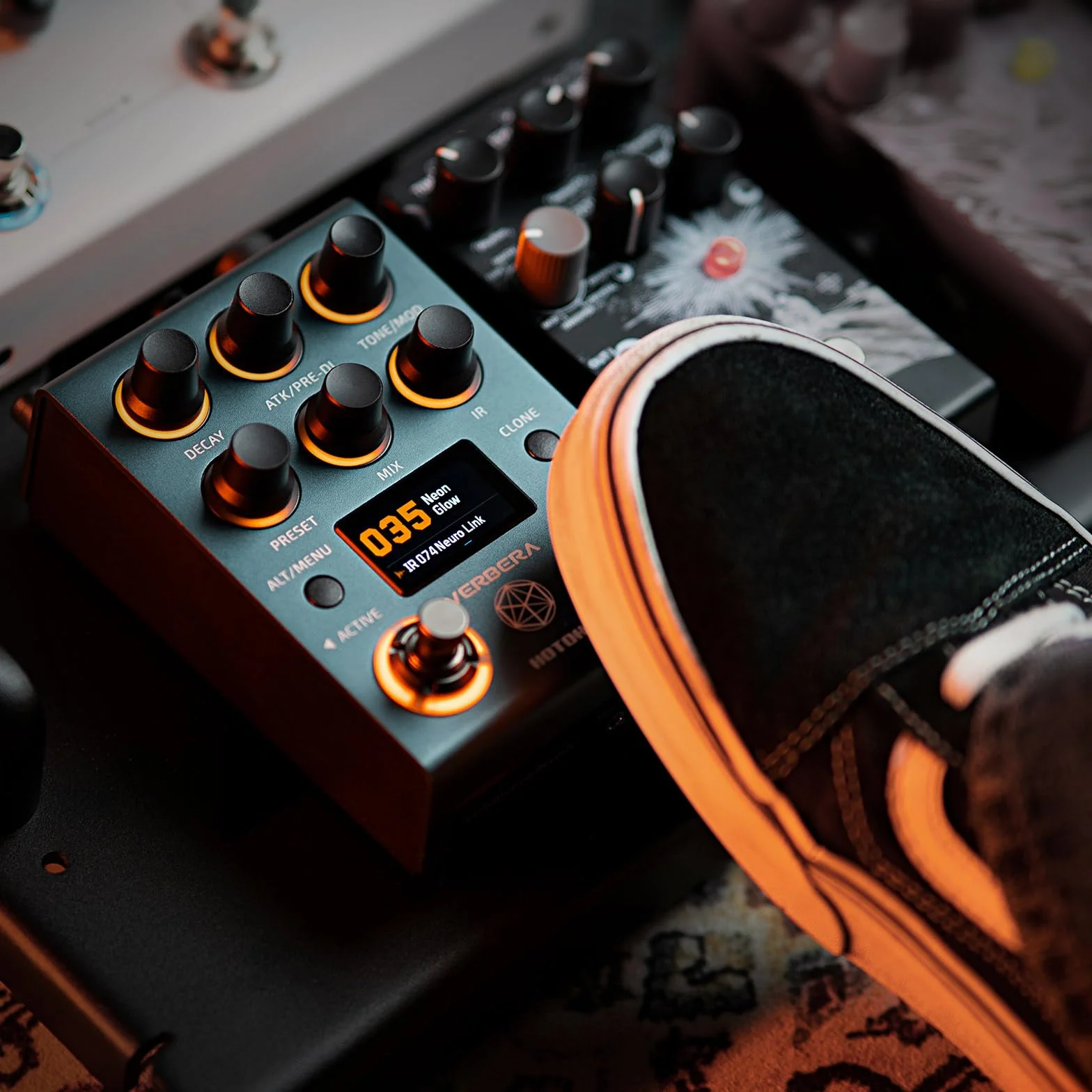 HOTONE Pedal de Reverb por Convolución de Hardware con Carga Instantánea de IR, Diseño de Doble Motor, Clonación de IR y 120 Respuestas de Impulso Integradas Verbera NC-200