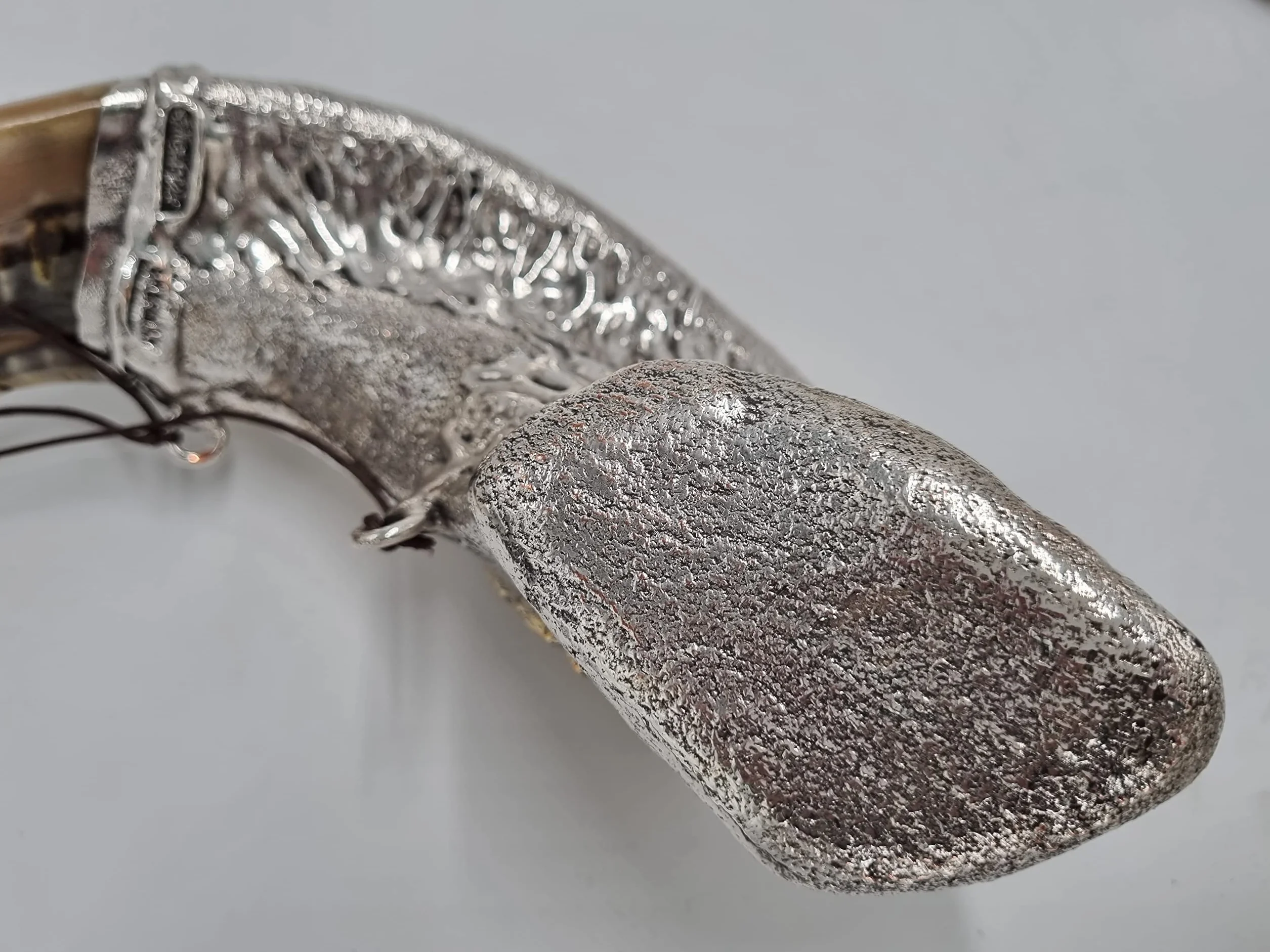 Shofar Ram - Aceite de unción de 14 pulgadas, chapado en plata, cuerno de carneros, león de Judah, chofar, soporte de madera + aceite